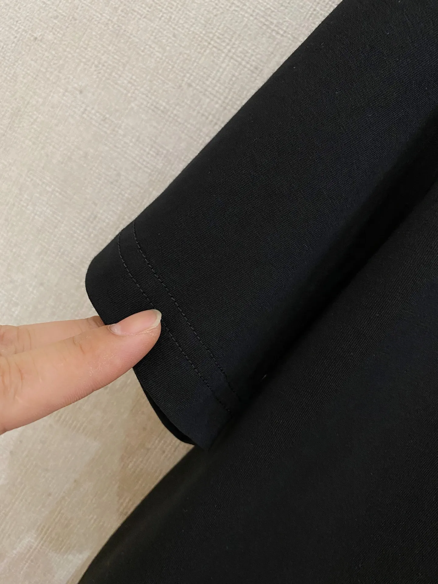 Angpaa selects lyocell skin-friendly fabrics to return to the essence of clothing. The delicate and smooth fabrics bring a comfortable wearing experience. The brand logo on the chest is low-key and unobtrusive, and the Black White Classic color scheme can easily handle business commuting and daily leisure, showing a calm style. Sizes:M-4XL